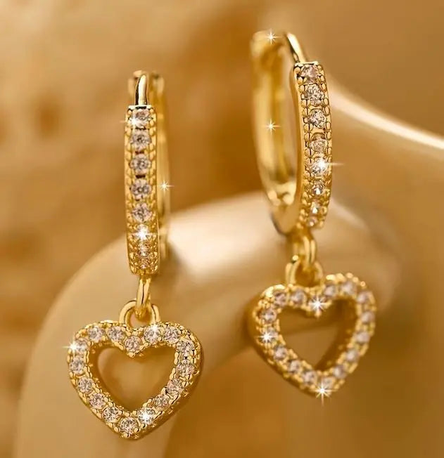 Goldene Herz-Creolen - Funkelnde Zirkonia Ohrringe - Elegant Moeller