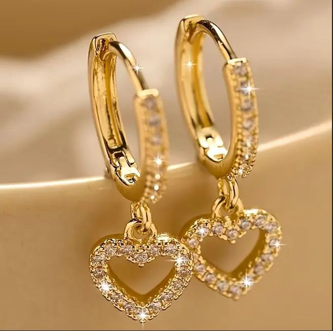 Goldene Herz-Creolen - Funkelnde Zirkonia Ohrringe - Elegant Moeller