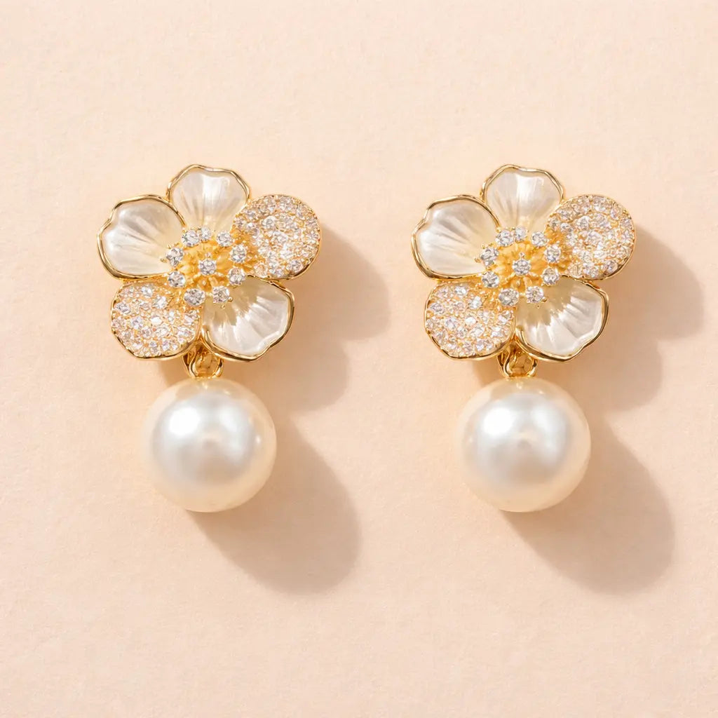 Elegante Blumen Ohrringe mit Perle – Gold – Femininer Modeschmuck Moeller