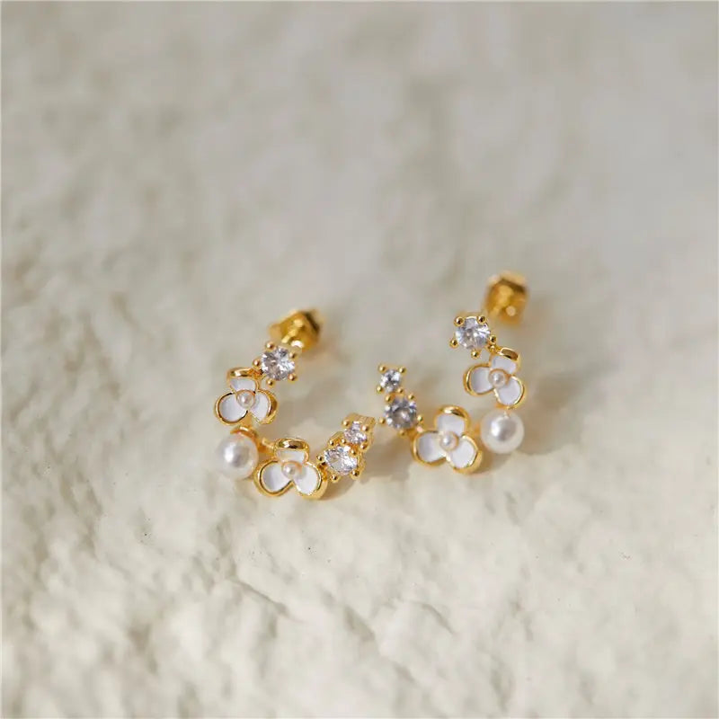 Gold Blumen Ohrstecker – Strass & Perlen – Eleganter Damen Schmuck Moeller